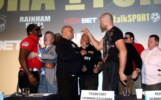 Dereck Chisora a Tyson Fury na tiskové konferenci