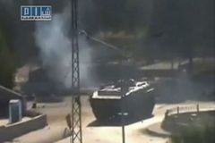 Svět tlačí na Asada, jeho tanky útočí poblíž Turecka