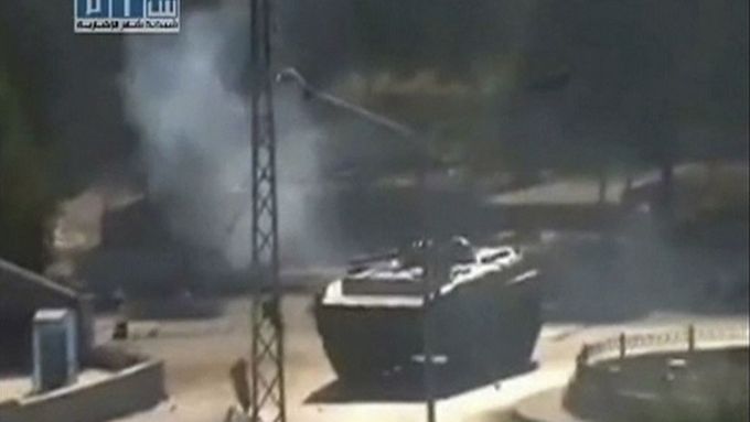 Tanky v ulicích Hamá střílejí po demonstrantech.