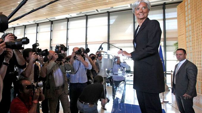 Francouzská ministryně financí Christine Legardová oznamuje svou kandidaturu na post šéfky MMF.