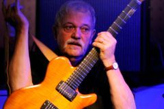 Zemřel jazzový kytarista John Abercrombie. Spolupracoval i s Rudym Linkou a Balzarovým triem