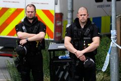 Dvacetičlenný dav teenagerů v Británii napadl dva Poláky, jeden z nich zemřel