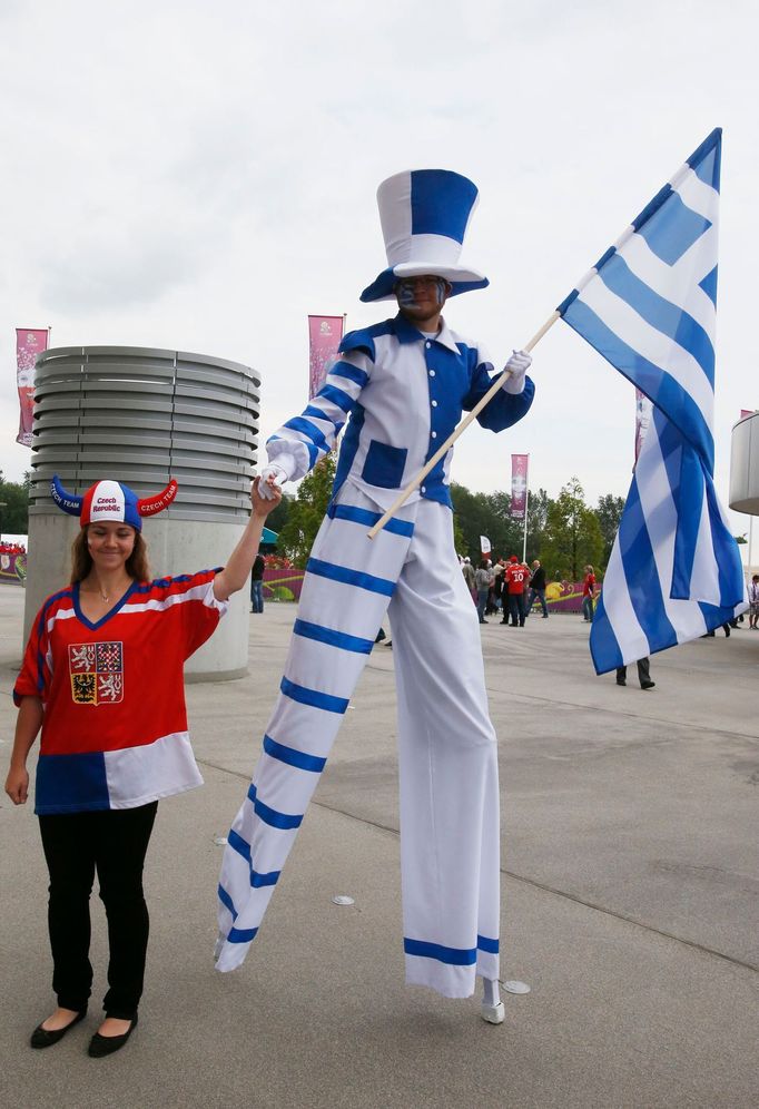 Fanoušci těsně před zápasem Řecko - Česko