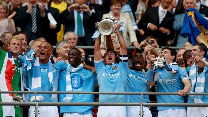 Manchester City, vítěz FA Cupu 2011. Uprostřed kapitán Carlos Tévez.