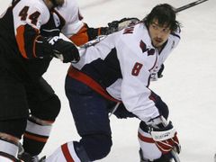 Útočník Washingtonu Alexander Ovečkin nehraje jako za starých časů NHL bez přilby. Ztratil ji v jednom z mnoha soubojů s hráči Philadelphie. V šestém utkání čtvrtfinále byl k neuhlídání.