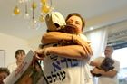 Ora Rubinsteinová (vpravo), teta izraelského rukojmího Bara Kupershteina, radostí objímá přítelkyni, zatímco s ostatními čekají na propuštění rukojmích z držení Hamásu v Gaze.