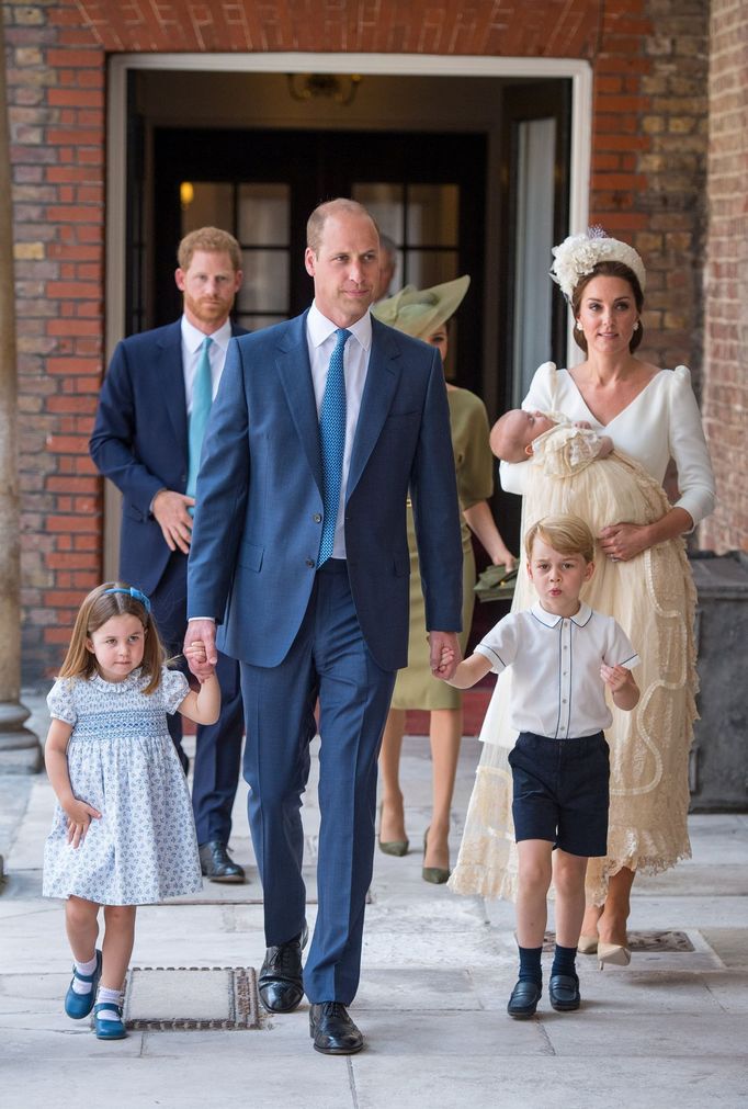 Arcibiskup z Canterbury pokřtil prince Louise, třetí dítě prince Williama a Kate.