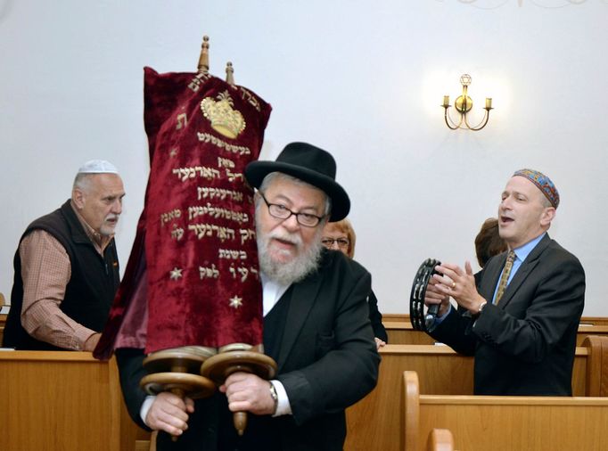 Vrchní zemský rabín Karol Sidon přináší do židovské modlitebny v Olomouci vzácný pergamenový svitek Tóry z roku 1880.