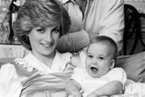 Na snímku z roku 1983 malý William se svými rodiči.