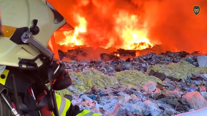 Zásahu požáru skládky volně uložených plastů u obce Rynholec. Jde o rozlohu cca 200x200 metrů o výšce okolo 5 metrů.