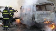 V dodávce byl pouze řidič, ve skibusu cestovalo celkem sedm lidí. Po střetu začala hořet jedna z dodávek a plameny přeskočily i na druhé vozidlo. Navíc došlo k úniku převážené nafty.