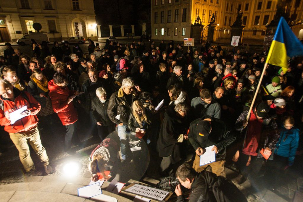 Demonstace na Hradčanském náměstí