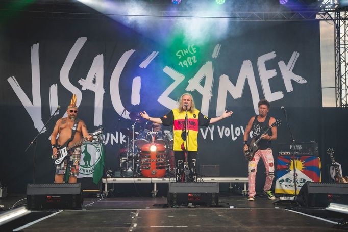 Punková skupina Visací zámek na festivalu Hrady CZ.