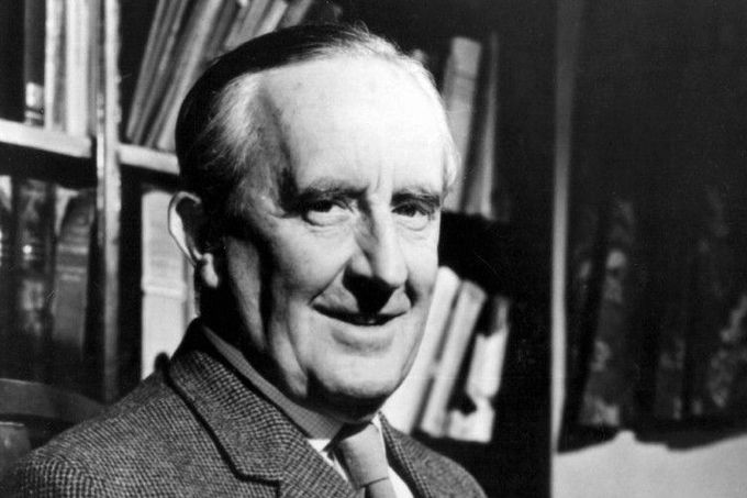 J. R. R. Tolkien na archivním snímku.