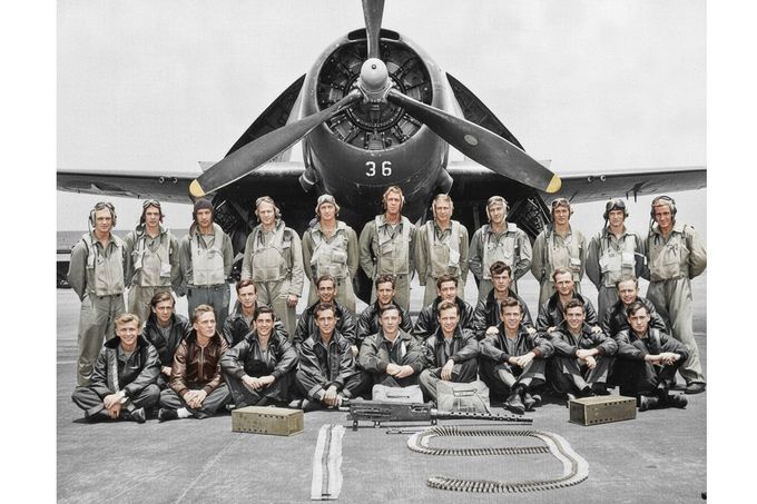 Američtí letci před bombardérem TBM Avenger č. 36, strojem z letky Flight 19, na základně ve Fort Lauderdale na Floridě, kolem roku 1945. Kolorováno