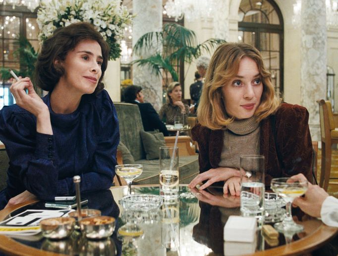 Sarah Silverman v roli Shirley Bernstein a Maya Hawke jako Jamie.