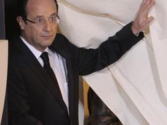Francois Hollande volí doma v Tulle.