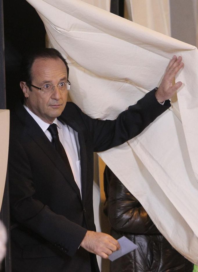 Francois Hollande volí doma v Tulle.