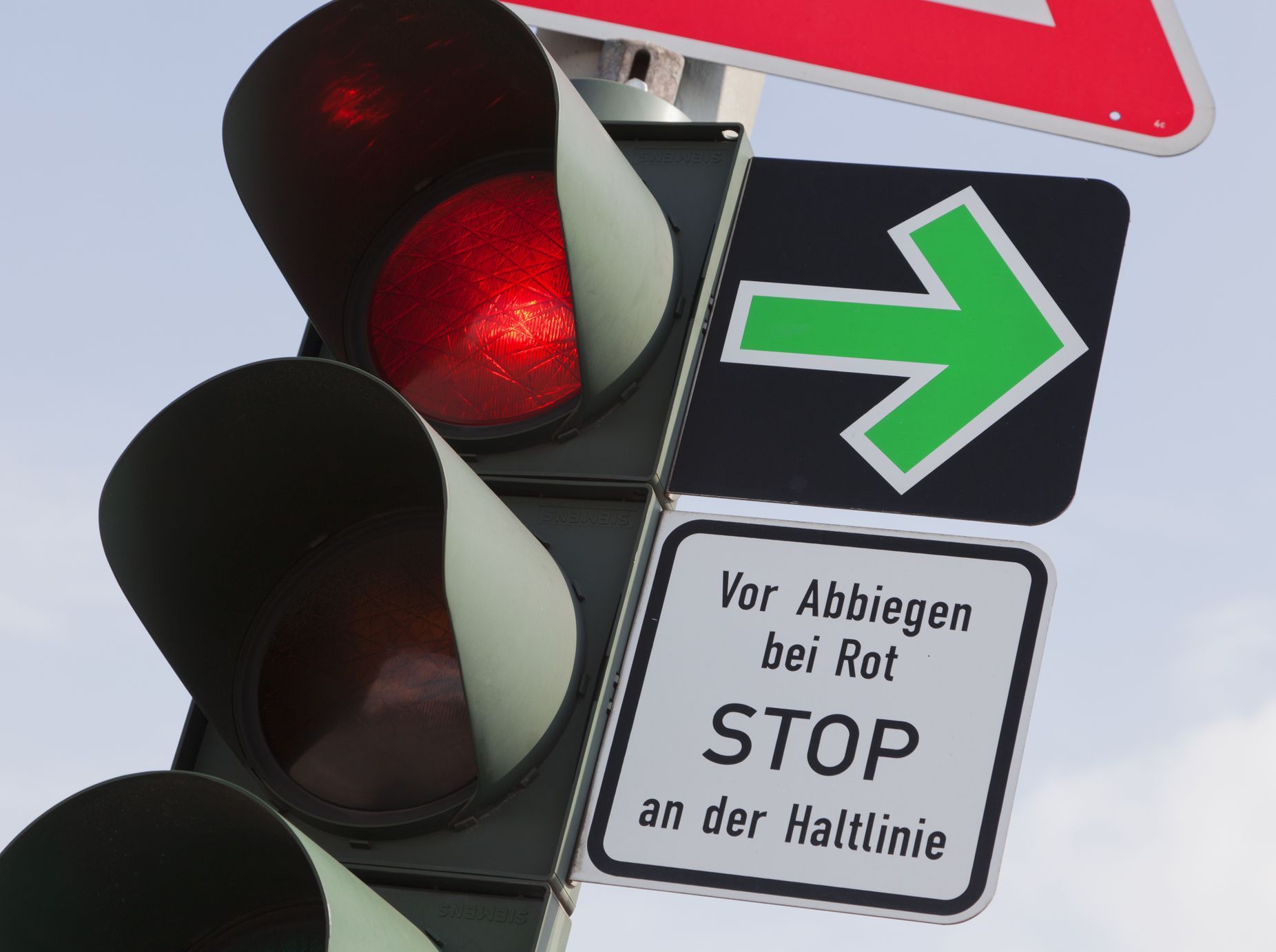 Zelená šipka Německo semafor