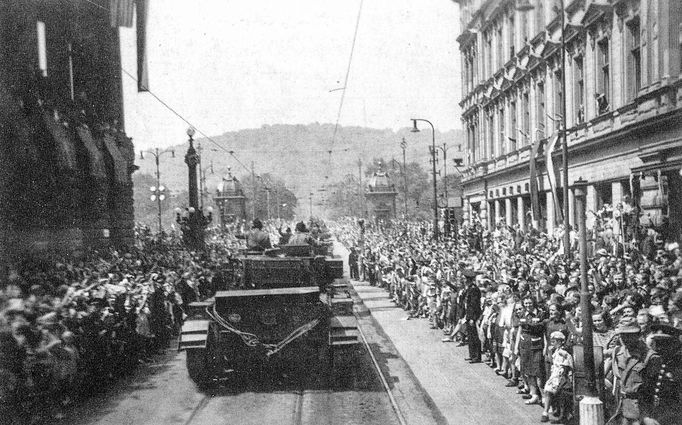 Ukázky fotografií z knihy "Kříže a hvězdy od Dunkerque" připomínající účast československých vojáků při obléhání Dunkirku v roce 1944.