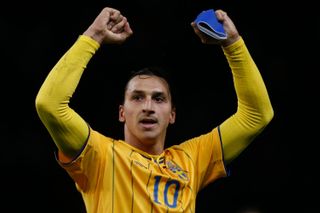 Švédský fotbalista Zlatan Ibrahimovič v kvalifikačním utkání MS 2014