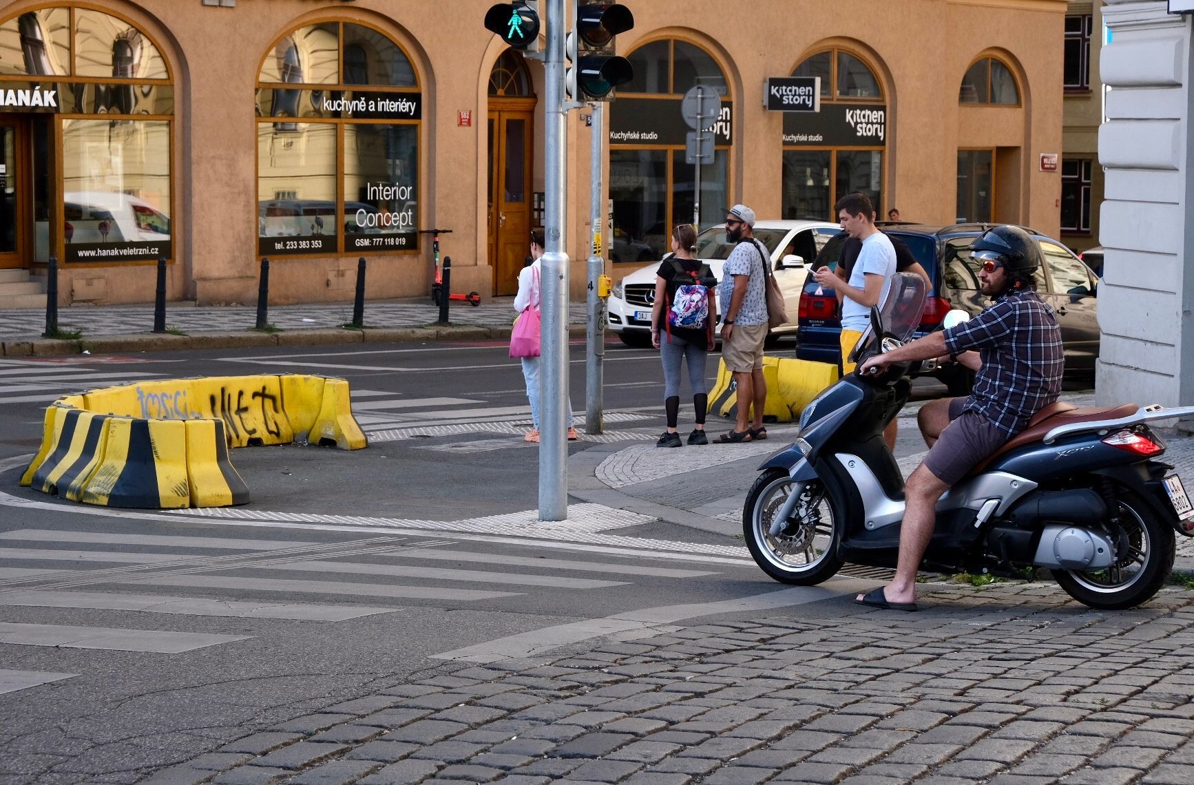 Dopravní úpravy, zelené sloupky a kostky