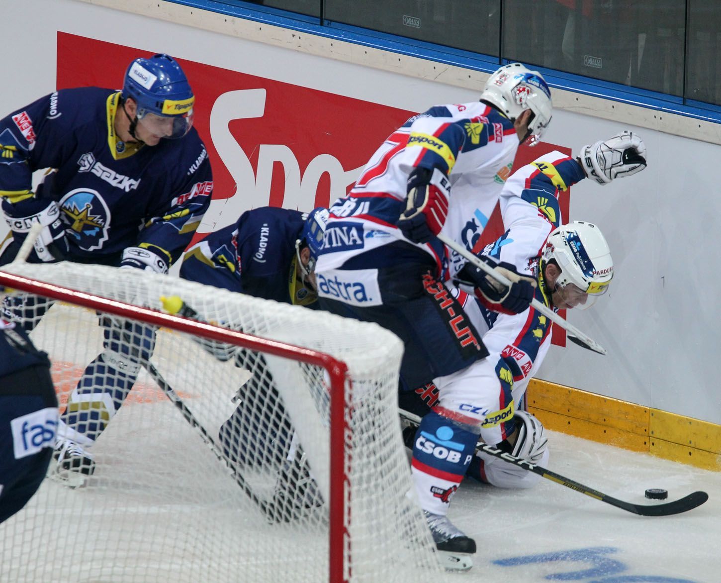 Hokejista Pardubic Jan Kolář II brání se spoluhráčem v 5. kole Tipsport extraligy 2012/13 s Pardubicemi.