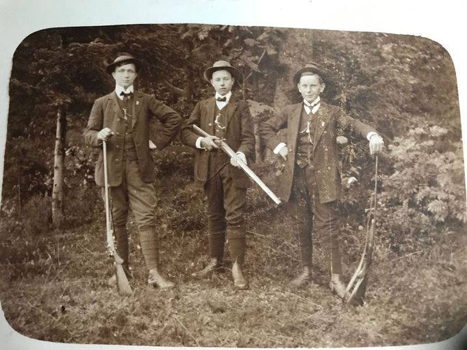 Praděda Alice Horáčkové (vpravo), na nedatované fotografii je zachycen zřejmě se svými bratry.