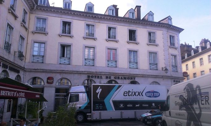 Od hotelu De Gramont z centra Pau to bylo pro karavan týmu Etixx Quick-Step do startu deváté etapy v Tarbes necelá hodinka cesty.