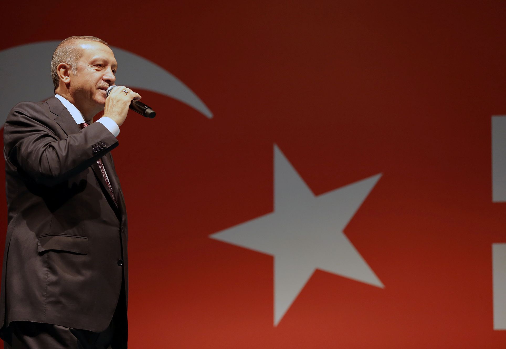 Turecký prezident Erdogan mluví ke svým příznivcům před svou rezidencí v Istanbulu