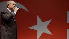 Turecký prezident Erdogan mluví ke svým příznivcům před svou rezidencí v Istanbulu