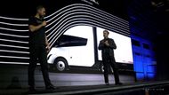 Tesla uspořádala akci, při níž představila elektrický nákladní vůz Semi, první předává společnosti PepsiCo.