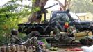 Malian soldiers relax in the recently liberated town of Diabaly January 24, 2013. REUTERS/Eric Gaillard (MALI - Tags: CIVIL UNREST CONFLICT MILITARY POLITICS) Published: Led. 24, 2013, 6:35 odp.