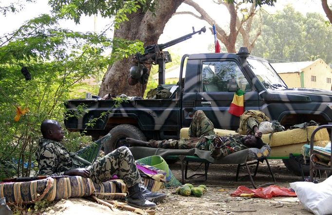 Malian soldiers relax in the recently liberated town of Diabaly January 24, 2013. REUTERS/Eric Gaillard (MALI - Tags: CIVIL UNREST CONFLICT MILITARY POLITICS) Published: Led. 24, 2013, 6:35 odp.