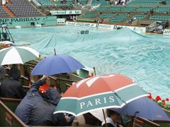 Na French Open narůstá počet nedohraných zápasů i promočených diváků.