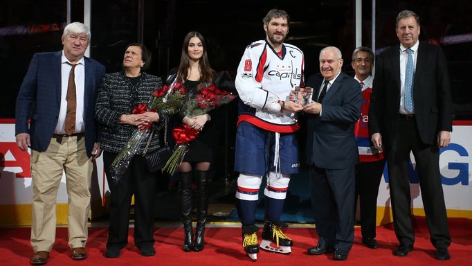 Alexandr Ovečkin slaví 1000. bod v NHL s rodiči, manželkou a zástupci Capitals