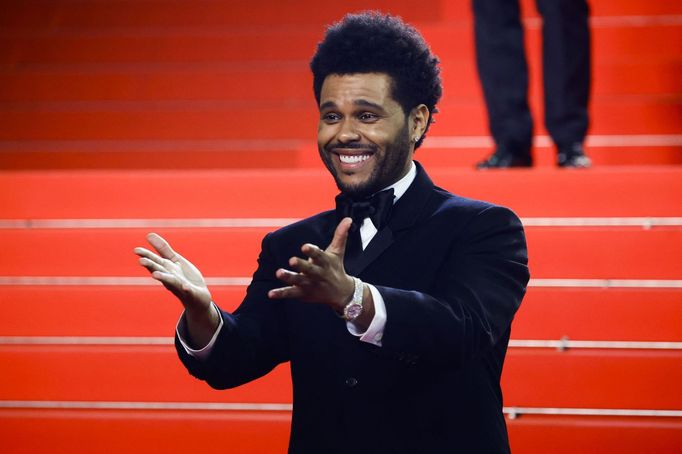 The Weeknd na červeném koberci.