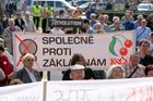 Shromáždění proti radaru na Palachově náměstí.