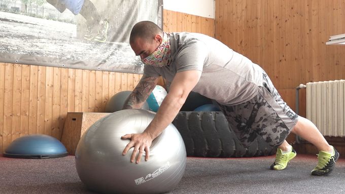 Spolumajitel fitness Barbar Gym v pražském Karlíně mohl znovu otevřít svůj podnik. Cvičení s povinně nasazenou rouškou, ale kritizuje.