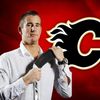 Roman Červenka na pozadí s logem a barvami klubu Calgary Flames.