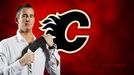 Roman Červenka na pozadí s logem a barvami klubu Calgary Flames.