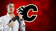 Roman Červenka na pozadí s logem a barvami svého nového klubu Calgary Flames. Zatím jej před startem v týmu Flames brzdí trombóza.