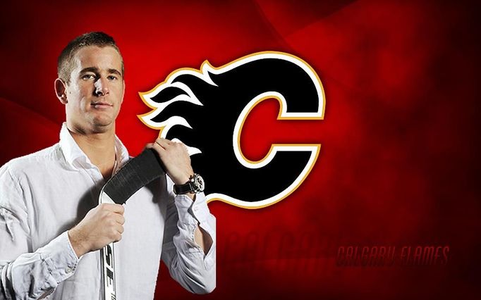 Roman Červenka na pozadí s logem a barvami klubu Calgary Flames.