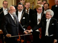 Se šéfdirigentem České filharmonie Jiřím Bělohlávkem (vpravo) na Dvořákově Praze po uvedení svého Adagia ze 3. symfonie.