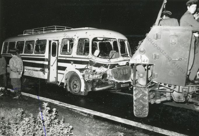 Snímek dokumentuje poškození autobusu způsobené střelbou, nástrahami na vozovce. Devastace v oblasti pravého světlometu je způsobené nárazem do transportéru.