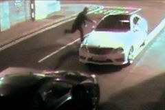 VIDEO Zloděj chtěl vykrást auto. Hozenou cihlou se omráčil