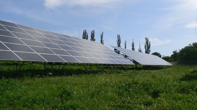 Ahmad Raad byl spolumajitelem firmy, která vybudovala fotovoltaickou elektrárnu v obci Moldava na Teplicku (ilustrační snímek).