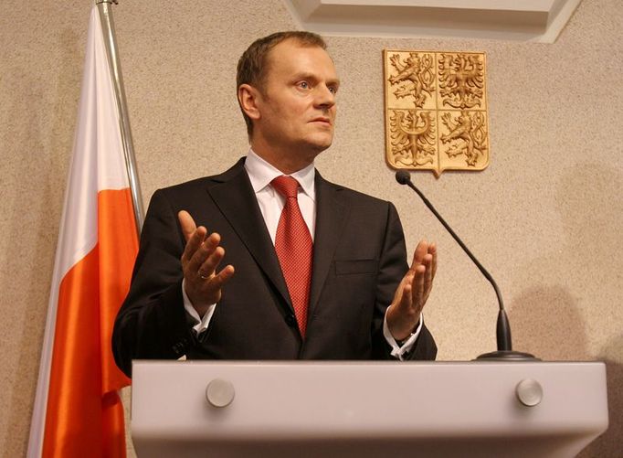 Polský premiér Donald Tusk odpovídá na otázky novinářů na tiskové konferenci.