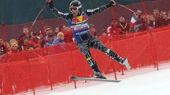 Hahnenkamm přinesl triumf Cuche a hrozivý pád