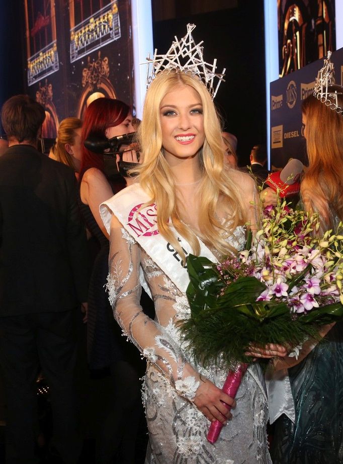 Jen pár vteřin po vyhlášení přišla nová Česká Miss World Natálie Kotková o svou korunku. Nedržela jí na hlavě, spadla na zem a rozbila se.